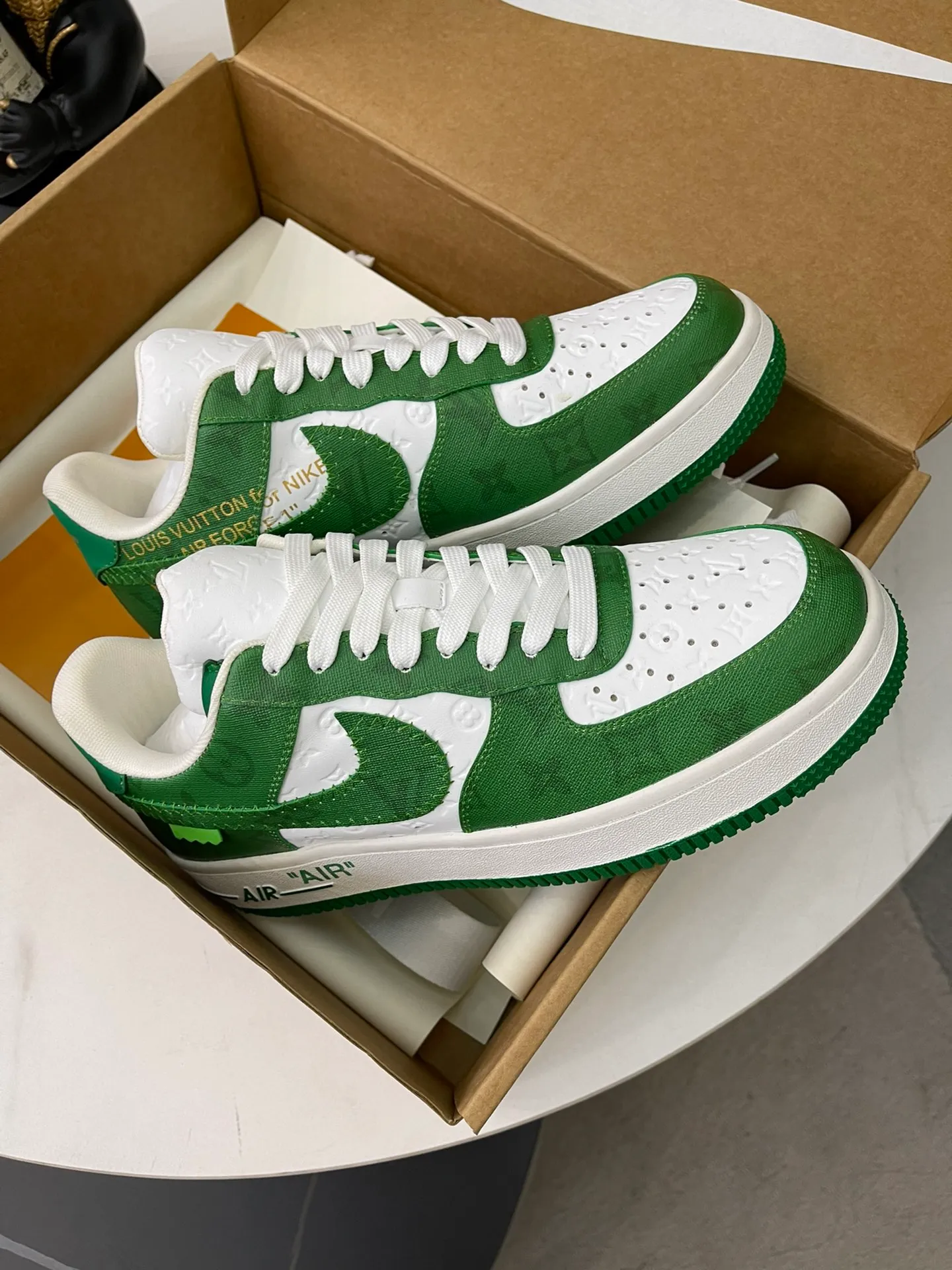 👟👟Ex-factory price 700👟👟 High version ⚠️Couple model👫Lv co-branded. Nik Air Jorda 1 Low AJ1 Jordan generation low-top classic retro culture and leisure sports basketball shoes refuse public soles and purchase raw materials synchronized with the original factory. All details restore 98% of the original flavor and are loyal to the original version. Outsole: Air cushion outsole adjusted by the original factory. Size: 35-45